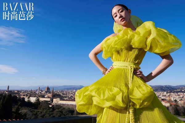 凭着《如懿传》和《我就是演员》为看似平静的演艺事业打了一个漂亮的回马枪，张钧甯在纷杂的娱乐圈中尽量按照自己喜欢的方式生活，运动于她更是一种常态的生活，她从中感到的是自律带来的快乐。“我常常感觉人生就是封面图