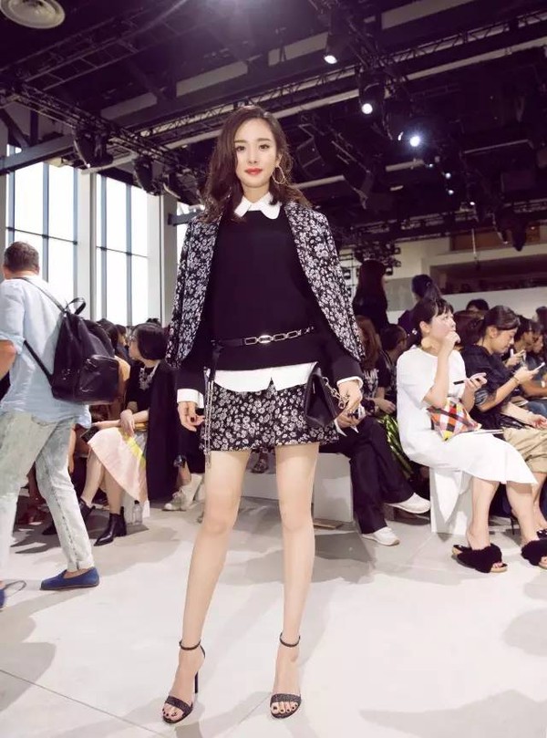 杨幂腿长逆天，Bella走秀摔个底朝天，一切尽在扭腰时装周！【芭瞎时装周】封面图