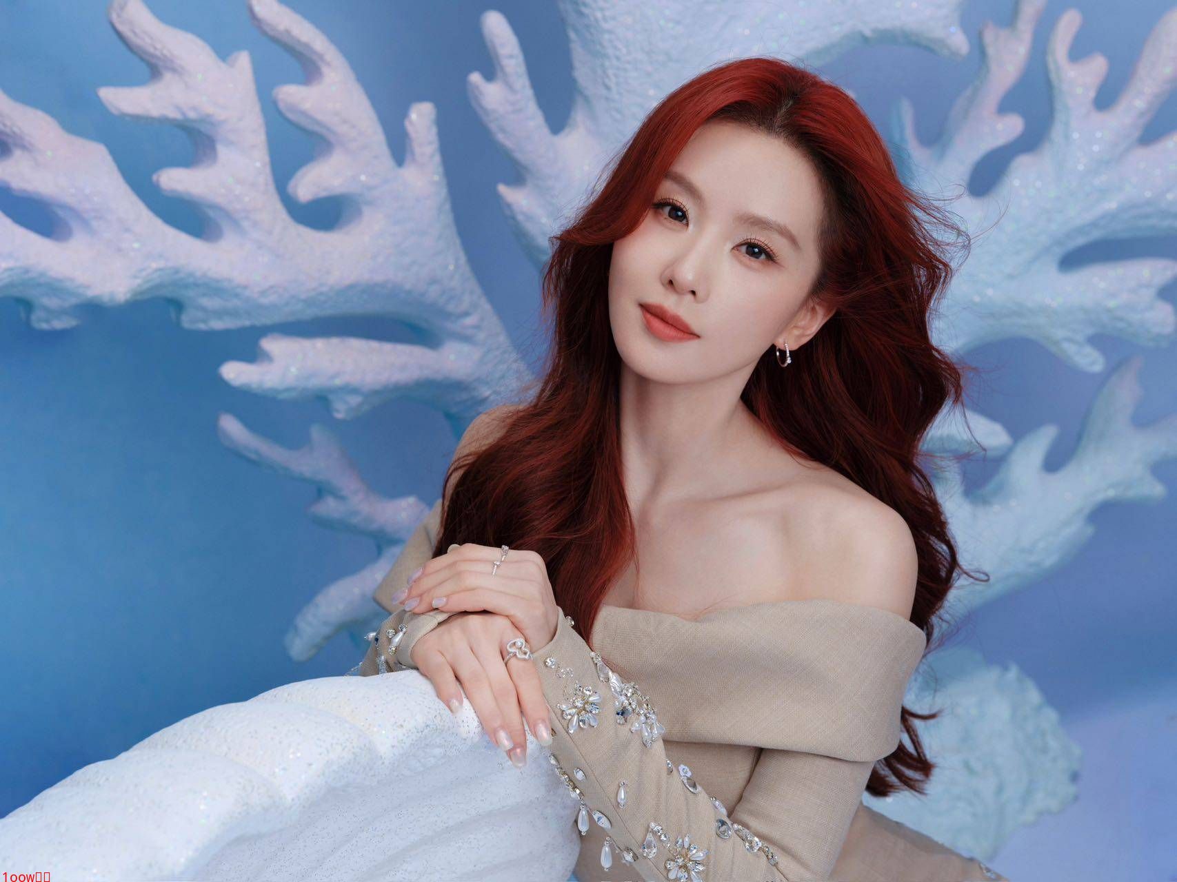 刘诗诗红发大波浪美上高位热搜，送粉丝秋天第一杯奶茶真诚又暖心封面图