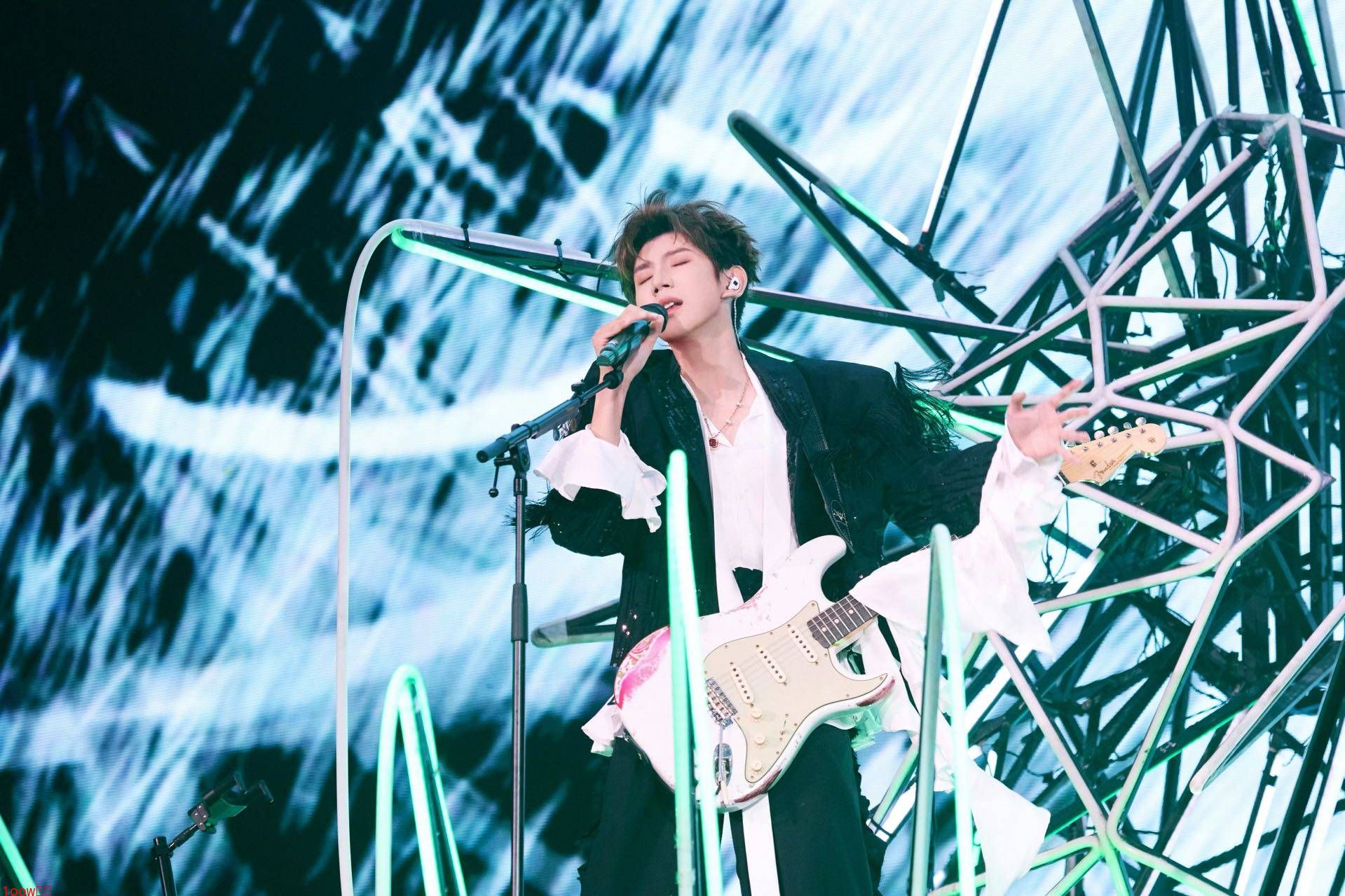 王源宇宙超级无敌大狂欢巡演生日开唱 绚烂烟花闪耀宜昌封面图