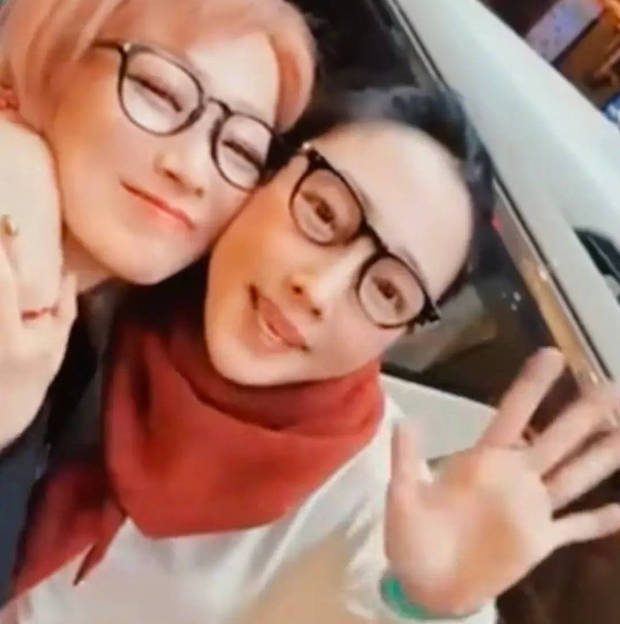 郑秀文发文分享和白百何的趣事。郑秀文：前阵子她去澳门工作，特意安排时间来港找我，我们都太高兴了。久没相见，完全不用客套寒暄，来一个大拥抱，自在聊天特别舒服。