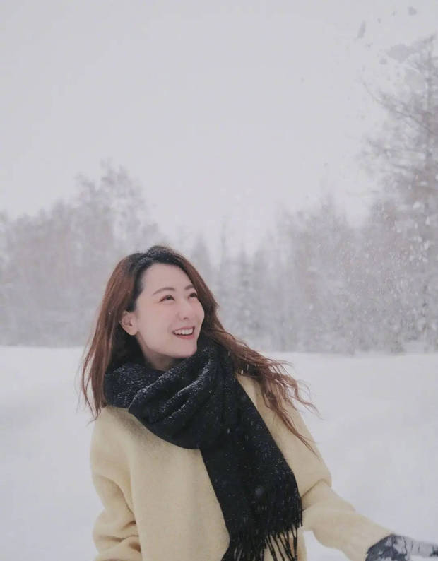 搜狐娱乐讯 7日，白冰在社交平台上晒出一组雪景美照，并配文称：“今年也算看过雪啦。”