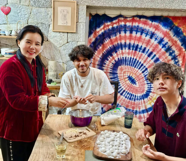 搜狐娱乐讯 2月10日，龚琳娜带儿子苏丹同学回家过年，几人同框包汤圆画面温馨有爱。龚琳娜透露儿子的同学来自苏丹，因为苏丹有内战，回不了家，便来到她家过年。