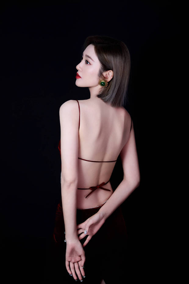 搜狐娱乐讯 3月24日，唐艺昕工作室晒出了一组她的最新活动造型图，身穿红丝绒露背裙，性感至极。