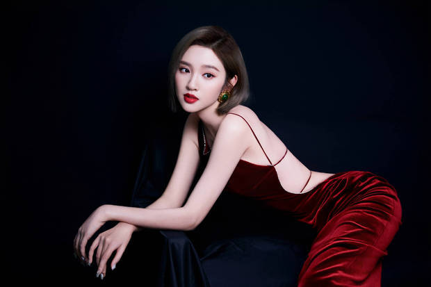 唐艺昕身姿妙曼。