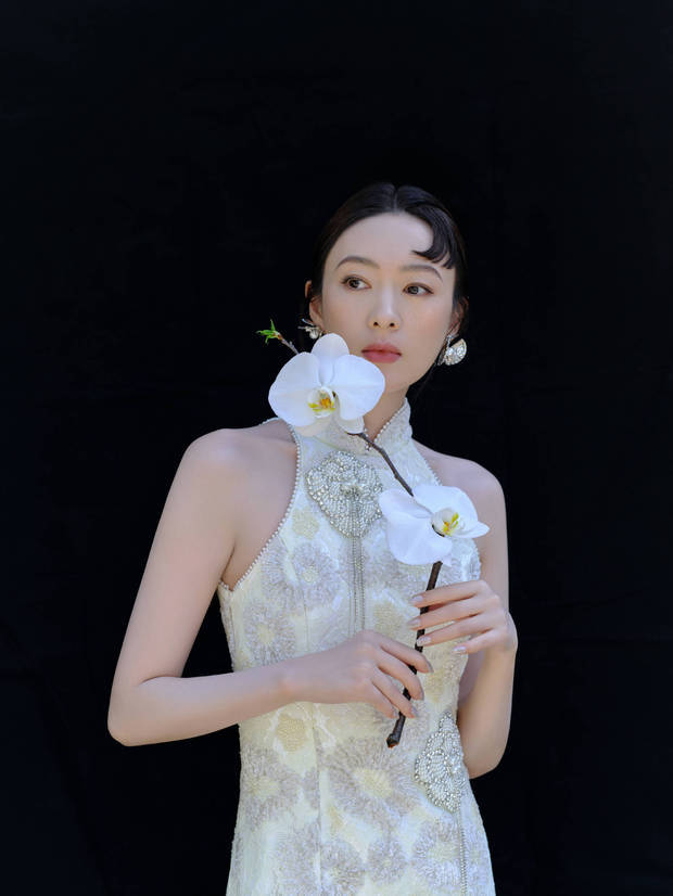 童瑶手持鲜花，韵味十足。