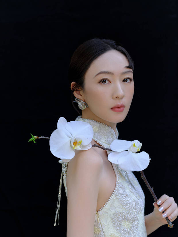 童瑶望向镜头，眼神柔美，满满的故事感。