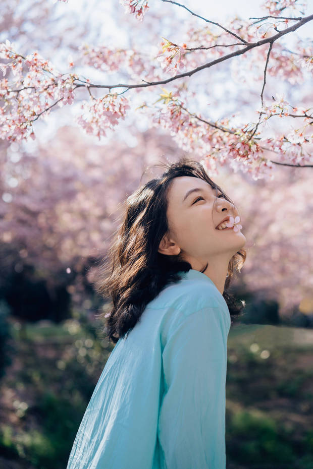 搜狐娱乐讯 3月26日，吴倩时隔十年重回武汉樱海，身穿蓝色连衣裙，与樱花的粉色完美融合，笑起来甜美可爱，少女感十足。