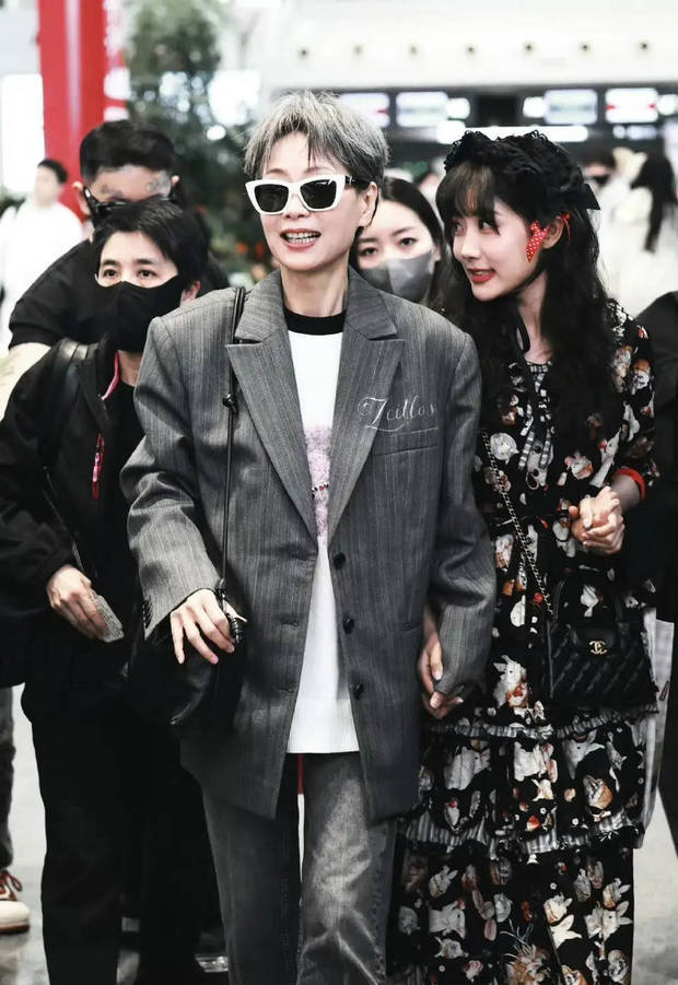 叶童气场超强，李艺彤跟在她身后。