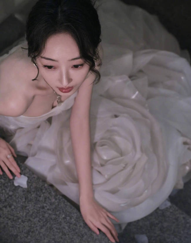 蒋梦婕穿白色裙尽显骨感美 双眸明亮如星精致高贵