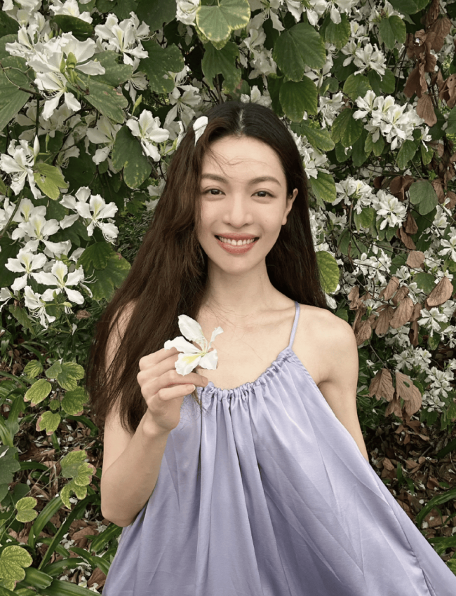 钟楚曦穿挂脖长裙外出赏花 开心奔跑笑容明媚动人