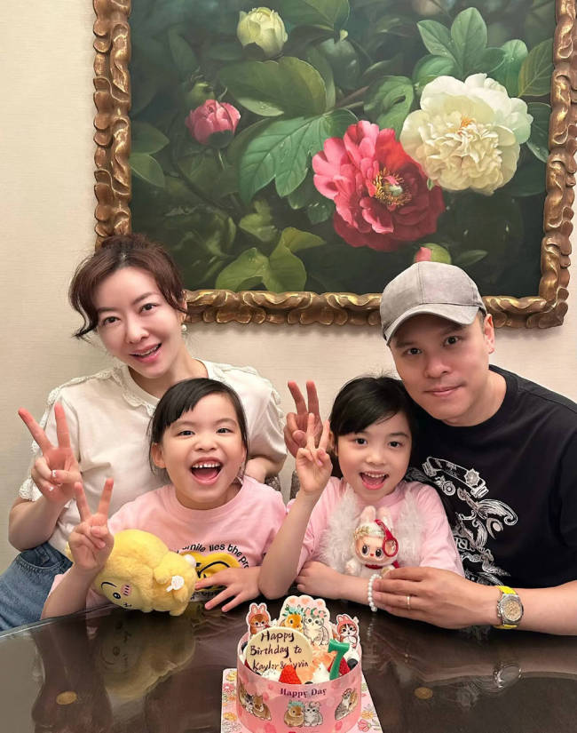 熊黛林晒照为俩女儿庆生 一家四口同框幸福美满