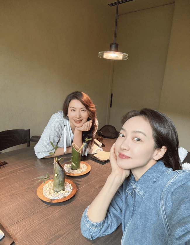 陈好与宋茜聚餐合影笑容灿烂 互相投喂拍照关系好