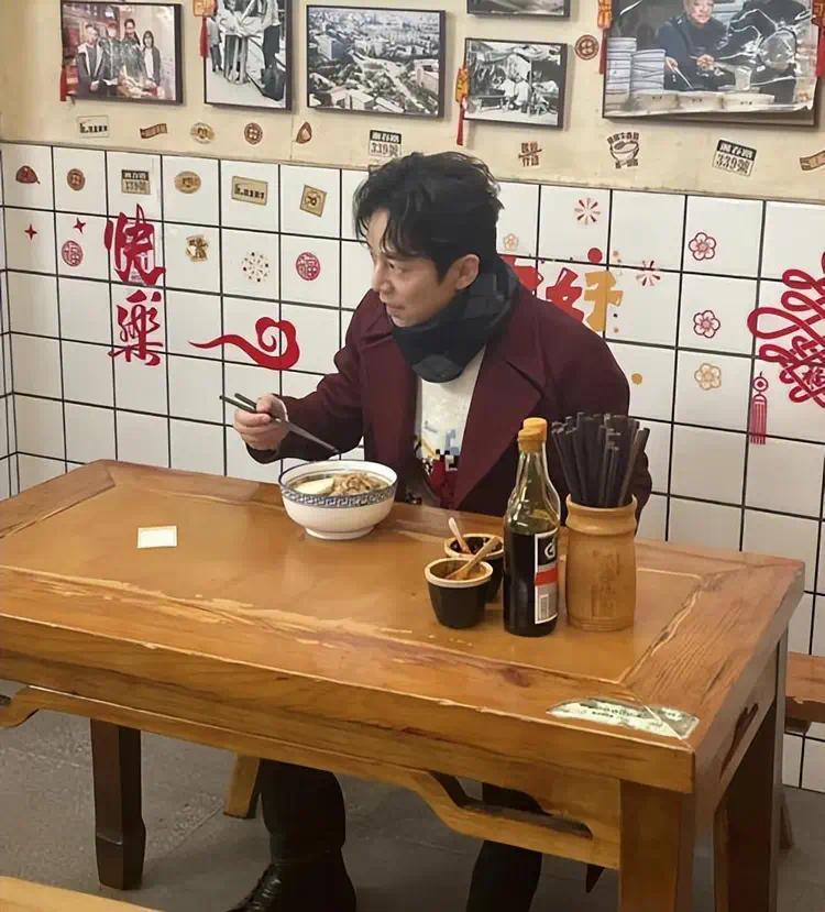 50岁何炅长沙独自嗦粉被拍，穿红大衣难掩一脸慈祥无妻无子也热闹封面图