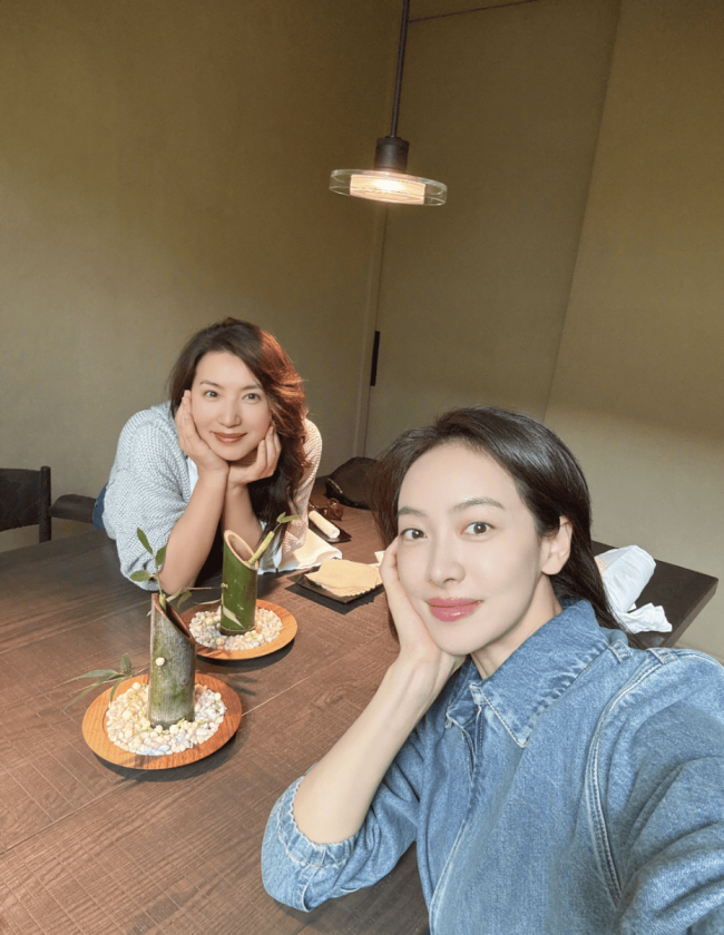 陈好与宋茜聚餐合影笑容灿烂 互相投喂拍照关系好