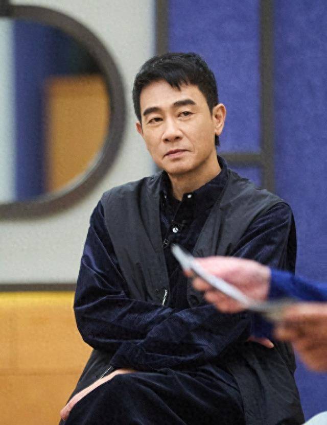 从伴舞到一线港星，身价早已上亿，陈小春找不回3000元卖掉的弟弟封面图