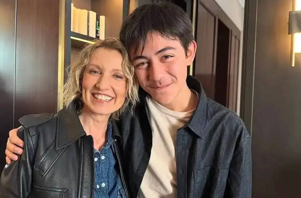 诺一亮相法国新闻，笑容腼腆尽显十足少年气封面图