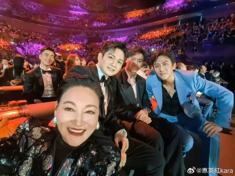 65岁惠英红追星成功！樊振东赠送签名球拍 激动发文：非常非常珍贵封面图