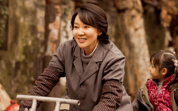 19年前决绝净身出户离婚，邹伟如今回首与闫妮的婚姻，是遗憾还是无悔？封面图