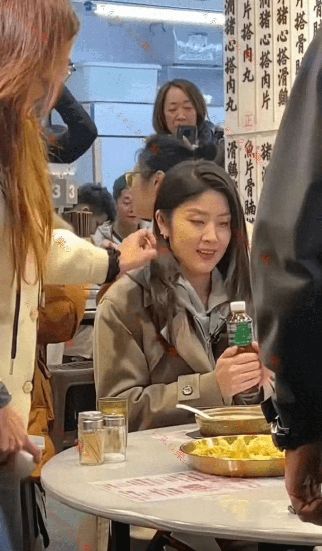 52岁陈慧琳在广州吃大排档, 大口嗦粉拍"吃播" 完全不顾淑女形象封面图
