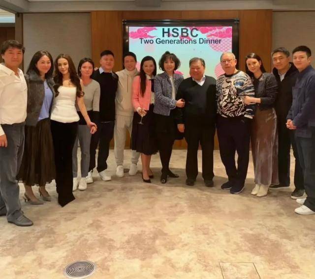 林建岳一家和邱达昌一家聚餐，5子女及女婿现身，场面好热闹封面图