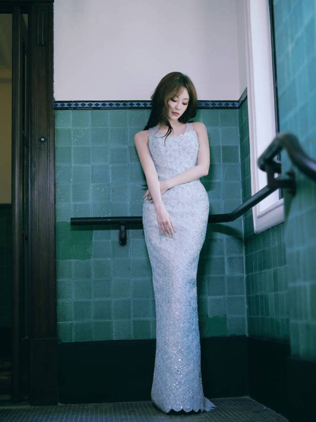 祝绪丹穿吊带裙身姿曼妙 身披网纱披肩神秘梦幻