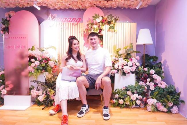 刘雨柔晒照官宣再婚！挺孕肚与男友胡凯翔登记结婚