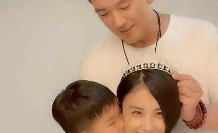 离婚大半年后，离开妈妈黄圣依的安迪，在杨子的照顾下邋里邋遢封面图