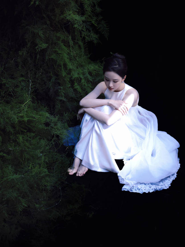陈都灵穿白色长裙清纯灵动 表情懵懂宛如林间小鹿