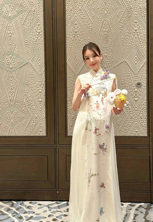 郭富城妻子方媛晒中秋全家福 挺孕肚依然美丽