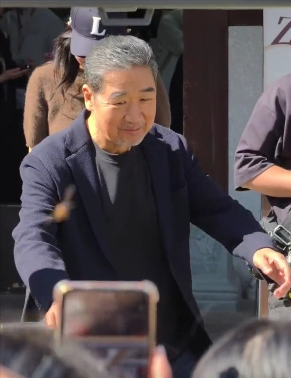 央视一天四次点名张国立！满头白发仍奔波，背后原因令人唏嘘封面图