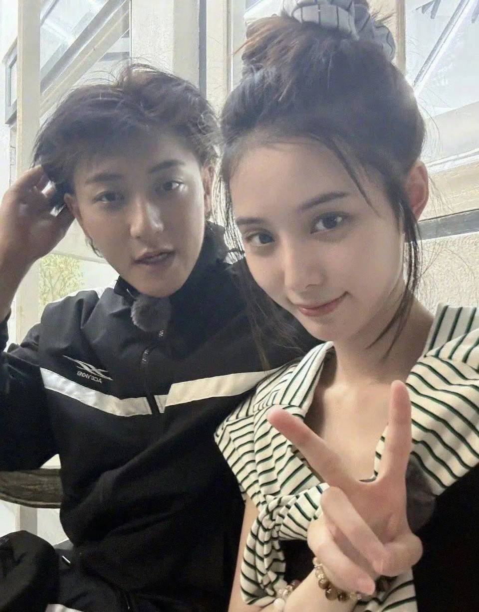 黄子韬徐艺洋挽手下飞机！当年嘴硬否认，现如今网友们直呼“好甜”封面图