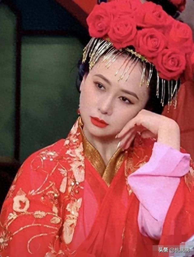 落地的凤凰不如鸡?为养家糊口沦落到景区卖艺，这4位明星太可惜封面图