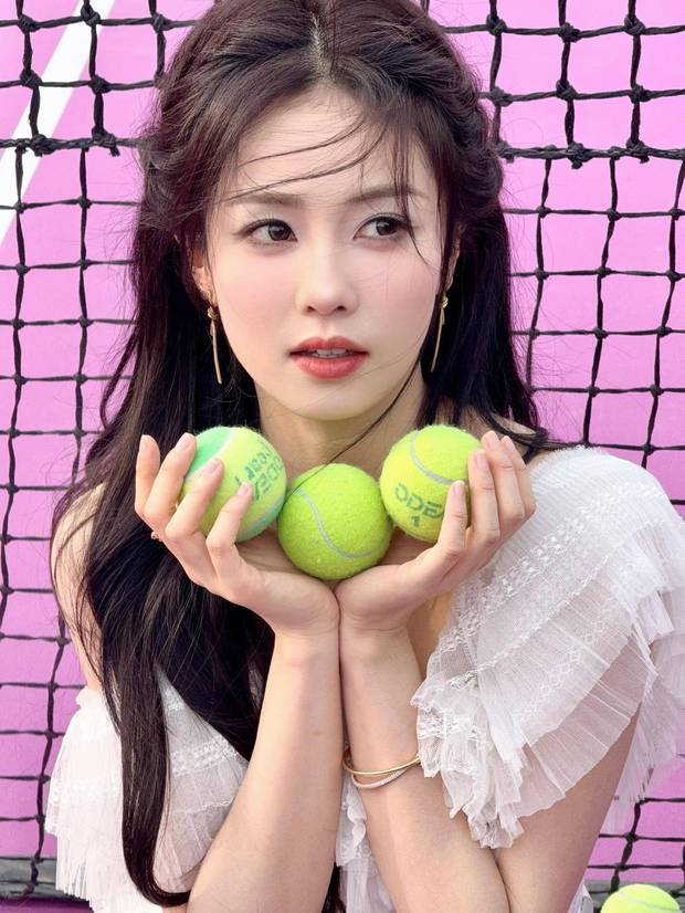 搜狐娱乐讯 4月22日，白鹿一组运动风美照释出，照片中她穿白色连衣裙，头发微卷氛围感满满。