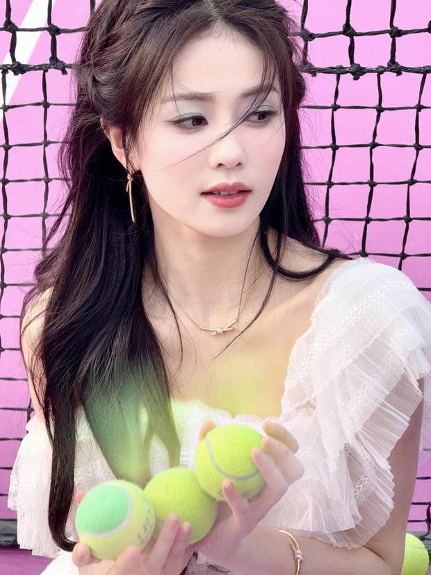 白鹿锁骨线条完美。