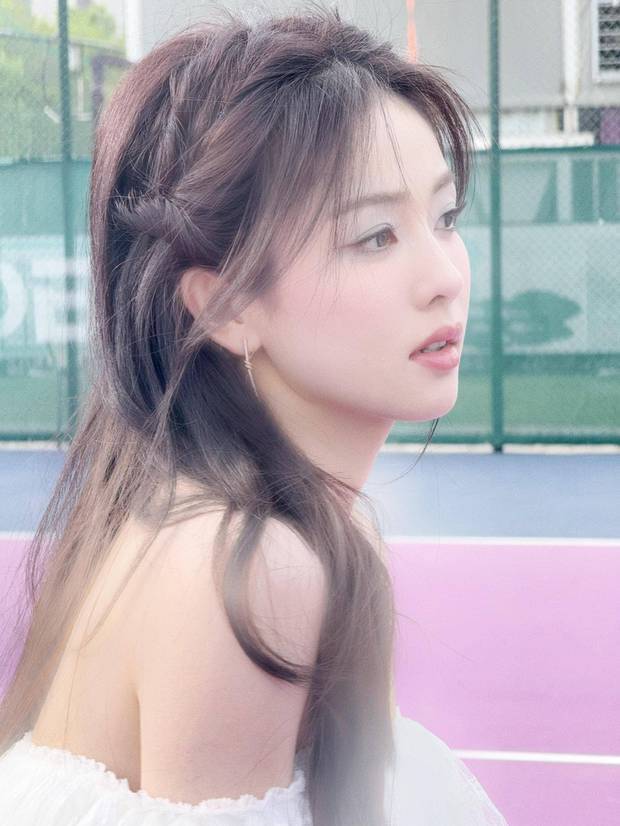 白鹿侧颜绝美，氛围感满满。