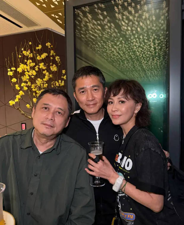 刘嘉玲梁朝伟日常低调幸福。