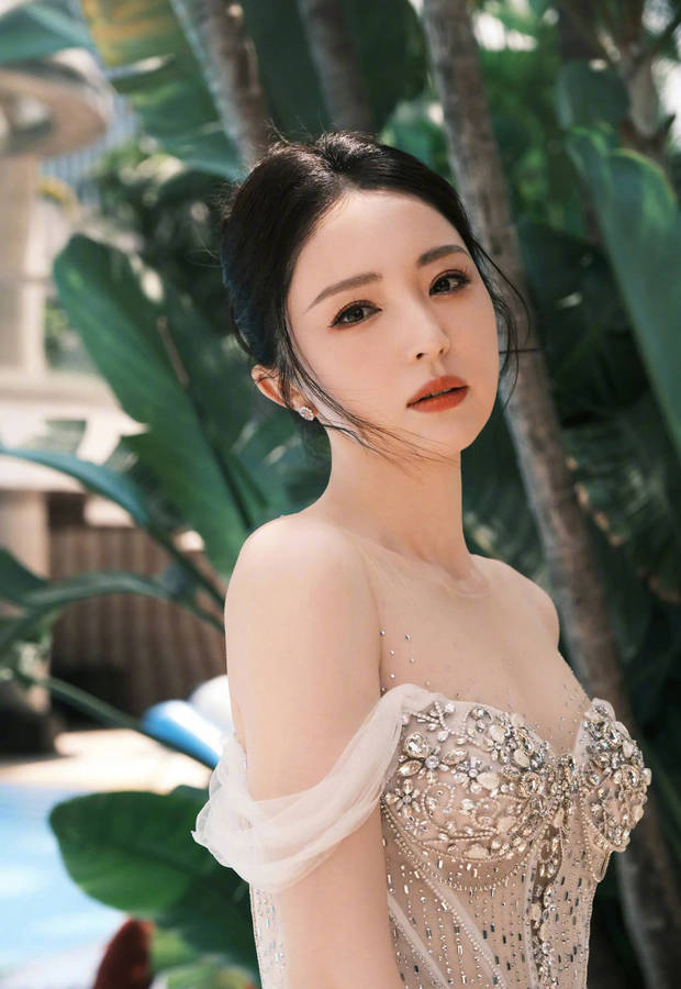 董璇直视镜头，优越五官非常漂亮。