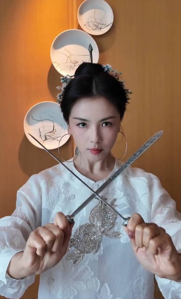 搜狐娱乐讯 22日，刘涛在社交平台上晒出自己佩戴福州“三条簪”的造型，并配文称：“以柔为本，以刚为用。一招一式间，是女子代代传承的气魄。”
