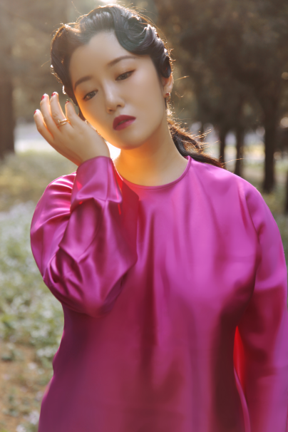 “最美导演”李珈西又惊艳了，复古造型绝了