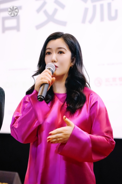 “最美导演”李珈西又惊艳了，复古造型绝了