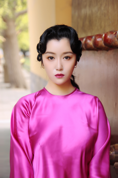 “最美导演”李珈西又惊艳了，复古造型绝了