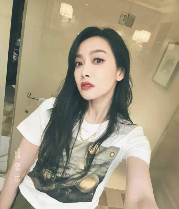 宋茜红唇黑发妆容精致。