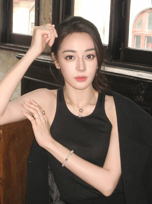 搜狐娱乐讯 24日，迪丽热巴工作室晒出一组工作随拍照，让人一眼沦陷！照片中，迪丽热巴穿着黑色背心，还披了一件黑色休闲西装外套，造型简约时髦，状态松弛，美貌养眼！
