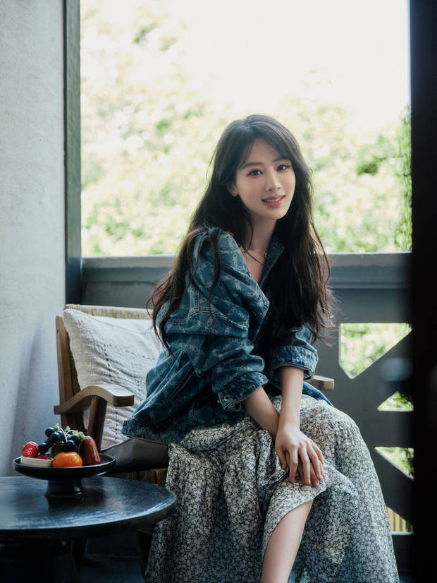 杨紫穿着碎花裙清新又靓丽，少女感十足。