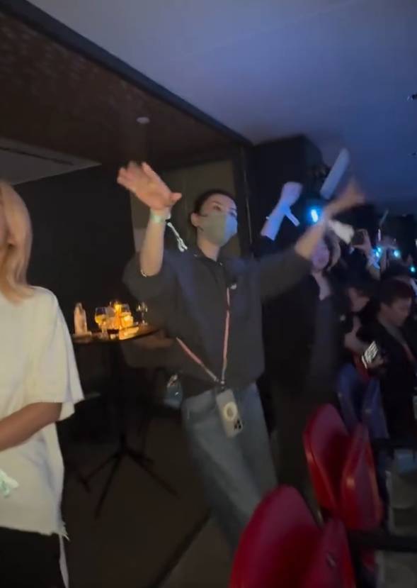 搜狐娱乐讯 近日，45岁谢霆锋在演唱会上唱与王菲定情曲《玉蝴蝶》时，有现场观众拍到了王菲正随着歌声翩翩起舞，看起来心情十分愉悦！