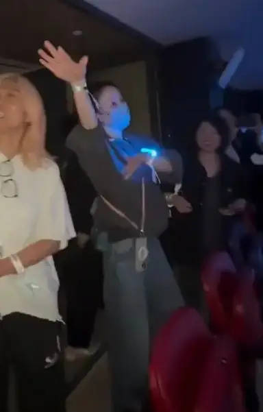 据悉，谢霆锋在首场演唱会唱《玉蝴蝶》时，不时请全场大合唱，但有王菲出席的第二场，他从头唱到尾，格外深情。