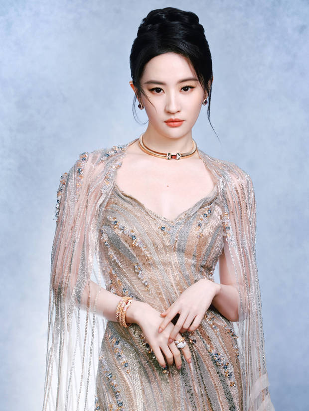 刘亦菲简直就是娱乐圈顶级美人，貌美如花，太耀眼！