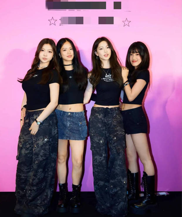 搜狐娱乐讯 4月28日，贾静雯大女儿梧桐妹和钟丽缇的三个女儿共同出席品牌活动。