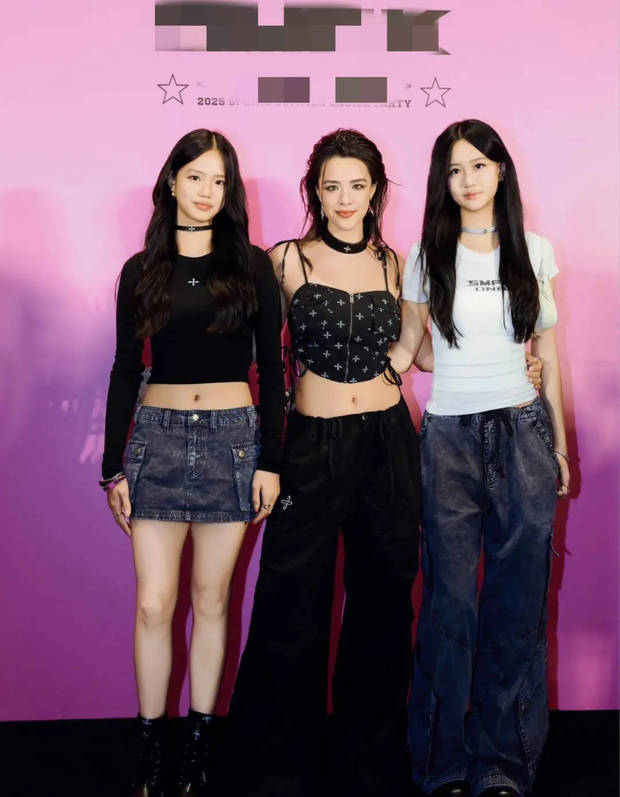 钟丽缇三个女儿青春时尚。